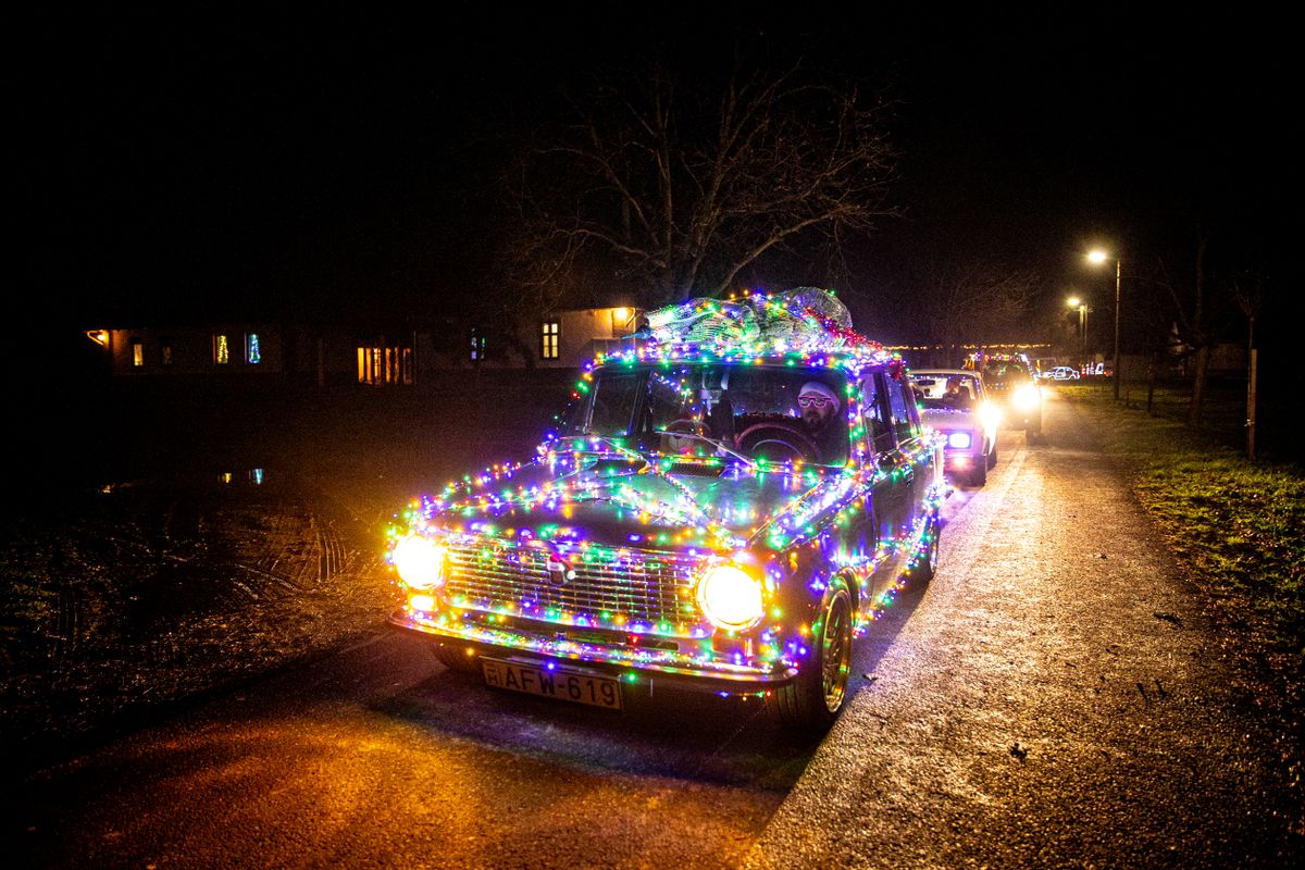 autók karácsonyi diszben