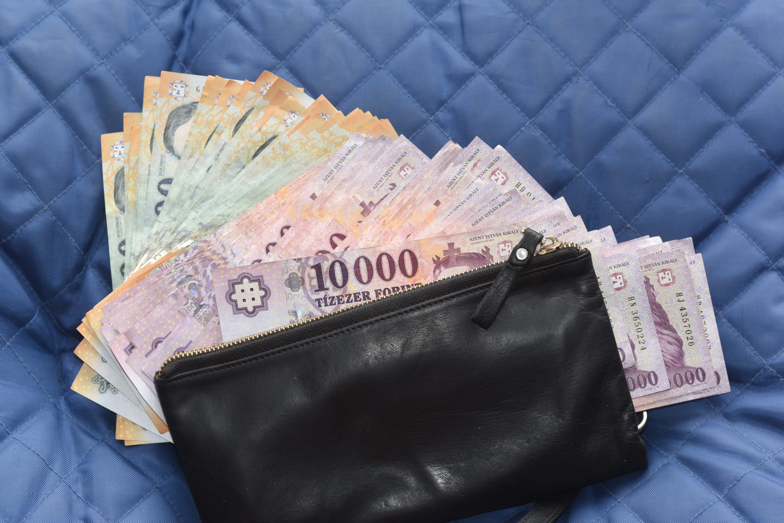 Forint pénzérme, papírpénz illusztráció